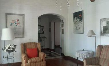 Importante chalet estilo colonial con parque y piscina.