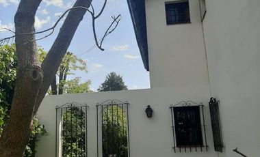 Importante chalet estilo colonial con parque y piscina.