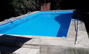 Importante chalet estilo colonial con parque y piscina.