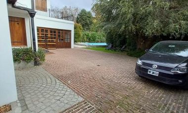 Importante chalet estilo colonial con parque y piscina.