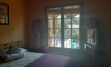 Importante chalet estilo colonial con parque y piscina.