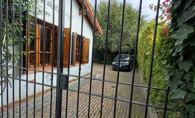 Importante chalet estilo colonial con parque y piscina.