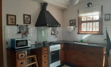 Importante chalet estilo colonial con parque y piscina.