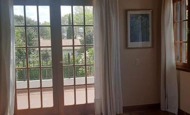 Importante chalet estilo colonial con parque y piscina.