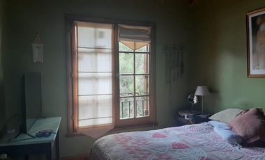 Importante chalet estilo colonial con parque y piscina.