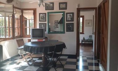 Importante chalet estilo colonial con parque y piscina.