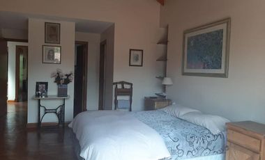 Importante chalet estilo colonial con parque y piscina.