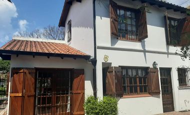 Importante chalet estilo colonial con parque y piscina.