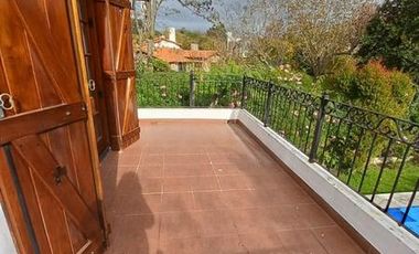 Importante chalet estilo colonial con parque y piscina.