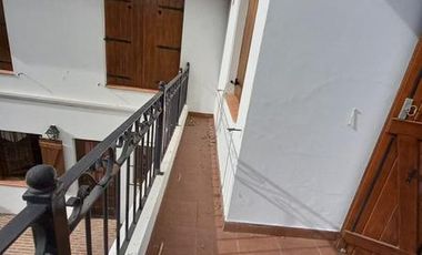 Importante chalet estilo colonial con parque y piscina.