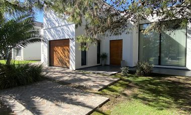 Casa en venta en Saint Thomas Este, Canning