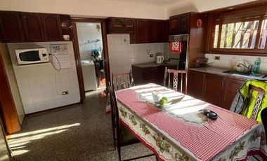 Excelente chalet desarrollado en dos plantas con piscina y amplio quincho al fondo.
