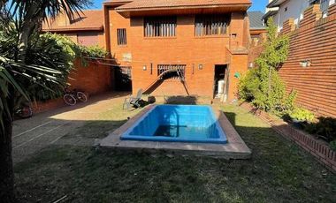 Excelente chalet desarrollado en dos plantas con piscina y amplio quincho al fondo.