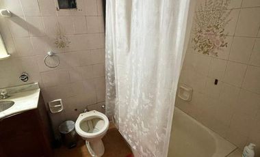 Excelente chalet desarrollado en dos plantas con piscina y amplio quincho al fondo.