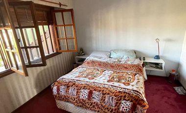 Excelente chalet desarrollado en dos plantas con piscina y amplio quincho al fondo.