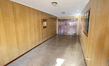 Excelente chalet desarrollado en dos plantas con piscina y amplio quincho al fondo.