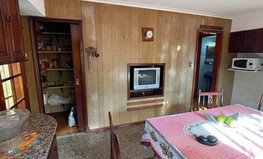 Excelente chalet desarrollado en dos plantas con piscina y amplio quincho al fondo.