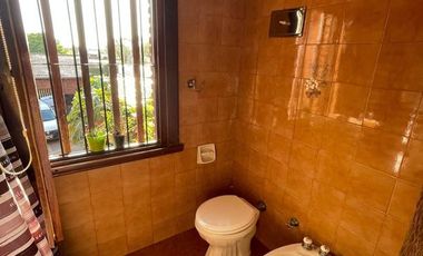 Excelente chalet desarrollado en dos plantas con piscina y amplio quincho al fondo.