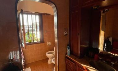 Excelente chalet desarrollado en dos plantas con piscina y amplio quincho al fondo.