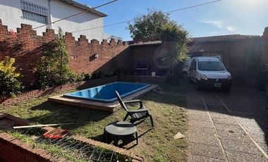 Excelente chalet desarrollado en dos plantas con piscina y amplio quincho al fondo.