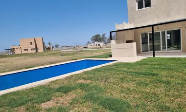 EXCELENTE PROPIEDAD EN VENTA 4amb EN BARRIO PRIVADO LAGOS DE CANNING 1
