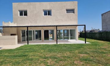 EXCELENTE PROPIEDAD EN VENTA 4amb EN BARRIO PRIVADO LAGOS DE CANNING 1