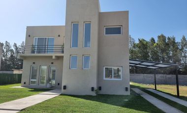 EXCELENTE PROPIEDAD EN VENTA 4amb EN BARRIO PRIVADO LAGOS DE CANNING 1
