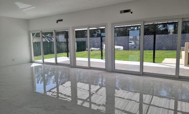 EXCELENTE PROPIEDAD EN VENTA 4amb EN BARRIO PRIVADO LAGOS DE CANNING 1
