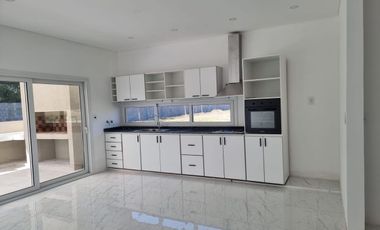 EXCELENTE PROPIEDAD EN VENTA 4amb EN BARRIO PRIVADO LAGOS DE CANNING 1