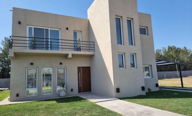 EXCELENTE PROPIEDAD EN VENTA 4amb EN BARRIO PRIVADO LAGOS DE CANNING 1