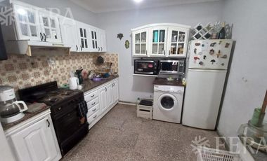 Venta casa 5 ambientes con patio con parrilla y terraza en Wilde (30667)