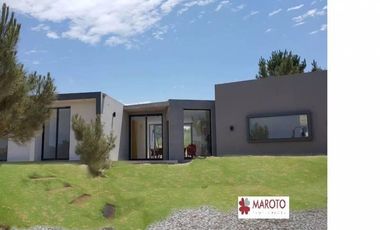 Costa Esmeralda - Casa en venta en barrio ecuestre