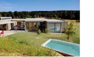 Costa Esmeralda - Casa en venta en barrio ecuestre