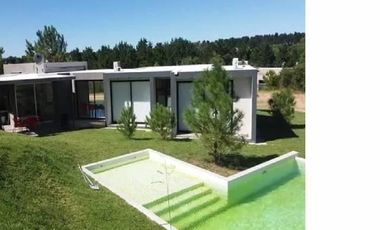 Costa Esmeralda - Casa en venta en barrio ecuestre