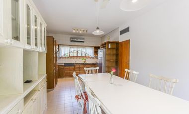 VENTA  FLORIDA CASA DE 3 DORM.PLAYROOM  PILETA  JARDIN  TERRENO DOBLE