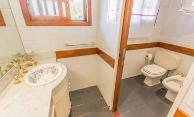 VENTA  FLORIDA CASA DE 3 DORM.PLAYROOM  PILETA  JARDIN  TERRENO DOBLE