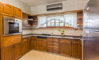 VENTA  FLORIDA CASA DE 3 DORM.PLAYROOM  PILETA  JARDIN  TERRENO DOBLE