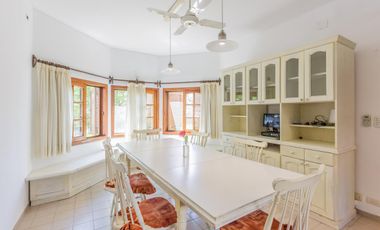 VENTA  FLORIDA CASA DE 3 DORM.PLAYROOM  PILETA  JARDIN  TERRENO DOBLE