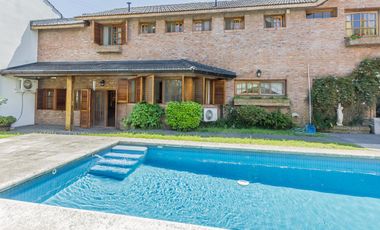 VENTA  FLORIDA CASA DE 3 DORM.PLAYROOM  PILETA  JARDIN  TERRENO DOBLE