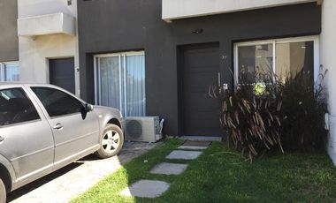 Casa de 3 ambientes con jardín
