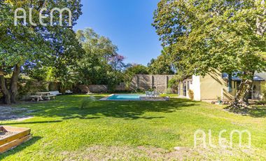 Casa tipo chalet inglés en José Marmol - IMPECABLE