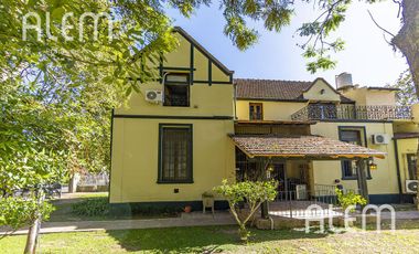 Casa tipo chalet inglés en José Marmol - IMPECABLE