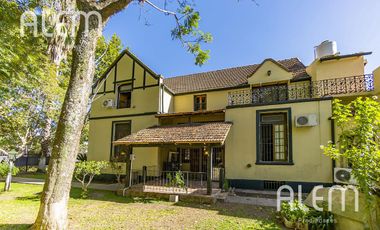 Casa tipo chalet inglés en José Marmol - IMPECABLE
