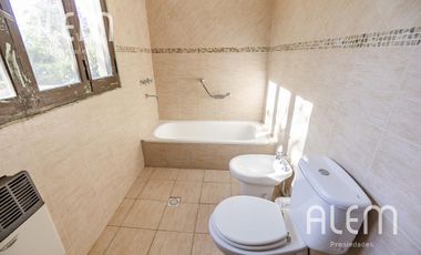 Casa tipo chalet inglés en José Marmol - IMPECABLE