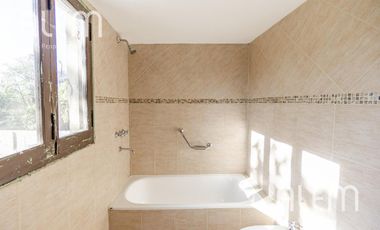 Casa tipo chalet inglés en José Marmol - IMPECABLE