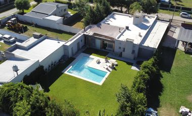 Casa con Piscina en Barrio Parque Las Picadas