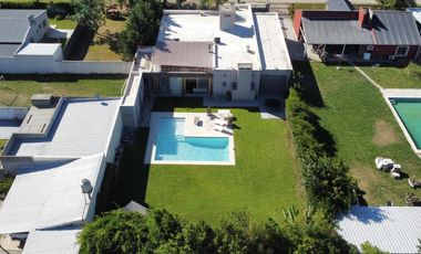 Casa con Piscina en Barrio Parque Las Picadas