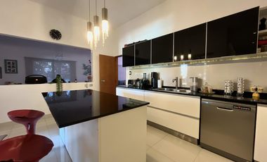 Casa con Piscina en Barrio Parque Las Picadas