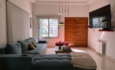Casa con Piscina en Barrio Parque Las Picadas