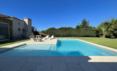 Casa con Piscina en Barrio Parque Las Picadas